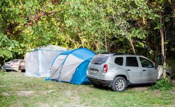 Автомобиль и палатки в Бухте Инал